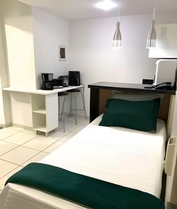 Un pat sau paturi într-o cameră la Luxuoso Apart Hotel Village c/ vista para piscina +3 fotografii