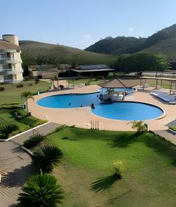 Piscina de la sau aproape de Luxuoso Apart Hotel Village c/ vista para piscina