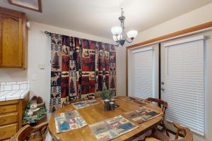 Foto dalla galleria di The Cozy Sunset Chalet a Oakhurst Altre 17 foto