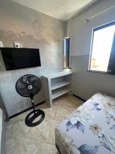 a room with a desk and a fan in a room at Apartamento a 1 km da Orla in Aracaju
