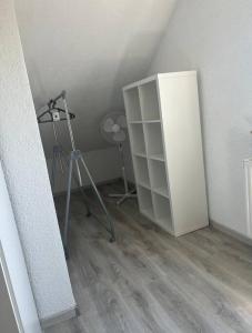 um quarto com uma câmara e um tripé num quarto em Moderne gemütliche 2-Zimmer Wohnung Stuttgart Bad-Cannstatt em Stuttgart