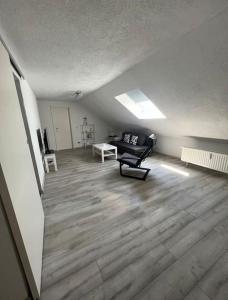 Posezení v ubytování Moderne gemütliche 2-Zimmer Wohnung Stuttgart Bad-Cannstatt