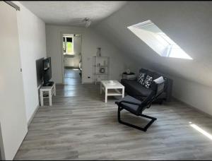 TV a/nebo společenská místnost v ubytování Moderne gemütliche 2-Zimmer Wohnung Stuttgart Bad-Cannstatt