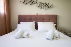 A bed or beds in a room at Theo and MS Luxurious Apartments