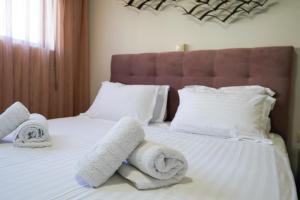A bed or beds in a room at Theo and MS Luxurious Apartments
