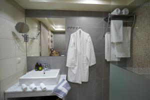 A bathroom at Theo and MS Luxurious Apartments