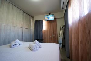 A bed or beds in a room at Theo and MS Luxurious Apartments