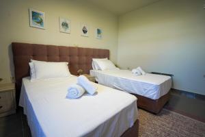 A bed or beds in a room at Theo and MS Luxurious Apartments