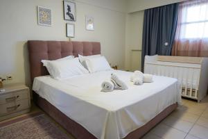 A bed or beds in a room at Theo and MS Luxurious Apartments