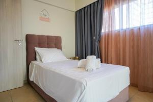 A bed or beds in a room at Theo and MS Luxurious Apartments