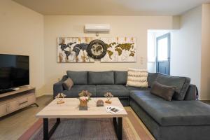 A seating area at Theo and MS Luxurious Apartments