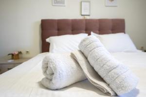 A bed or beds in a room at Theo and MS Luxurious Apartments