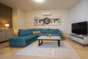 A seating area at Theo and MS Luxurious Apartments