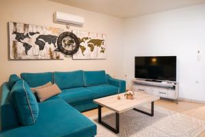 A television and/or entertainment centre at Theo and MS Luxurious Apartments
