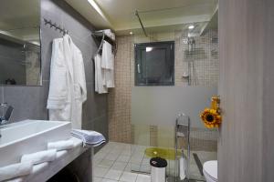 A bathroom at Theo and MS Luxurious Apartments
