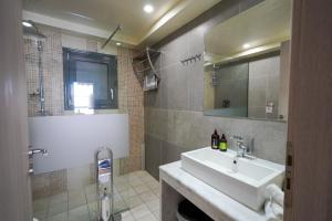 A bathroom at Theo and MS Luxurious Apartments
