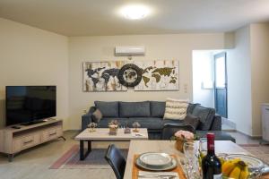 A television and/or entertainment centre at Theo and MS Luxurious Apartments