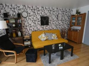 Le Sentier des Lavandes في فريسه - سور - سيمويس: غرفة معيشة مع أريكة صفراء وطاولة