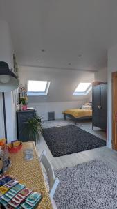 uma sala de estar com uma mesa e uma cama em Sidney Grove B&B em Newcastle upon Tyne