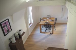 comedor con mesa de madera y sillas en Les baleines - hypercentre 2 chambres avec garage et clim - air conditioning, en Grenoble
