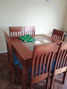 uma mesa de jantar com 4 cadeiras e uma tampa de vidro em Cabañas doña carmen em Punta de Choros