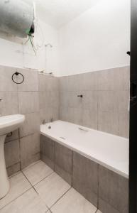 y baño con bañera y lavamanos. en Wavecrest 1205 Holiday Apartment, en Durban