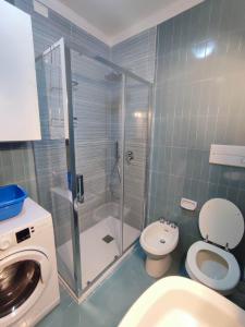 a bathroom with a shower and a toilet and a sink at Casa Agave in Ventimiglia