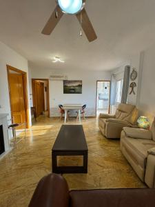 ein Wohnzimmer mit einem Sofa und einem Tisch in der Unterkunft Apartamento en Valle del este Golf, OLV in Vera