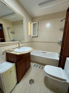 ein Badezimmer mit einem Waschbecken, einem WC und einer Badewanne in der Unterkunft Apartamento en Valle del este Golf, OLV in Vera