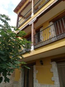 un edificio con 2 balcones en un lateral en Casa Rural Blas, en Brihuega