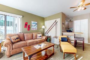 a living room with a couch and a table at Stateline Serenity in Stateline