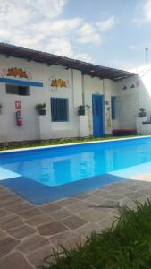 una piscina di fronte a una casa di Ayahuaska Hotel a Lunahuaná