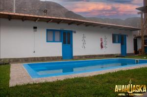 una casa con una piscina di fronte di Ayahuaska Hotel a Lunahuaná