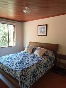 um quarto com uma cama e uma janela em Casa Ecoturística, Disfruta de la Naturaleza , Avistamiento de Aves, Reserva Natural, Cascadas, Restaurantes Típicos , a una hora de Bogotá. em San Antonio