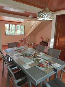 uma sala de jantar com mesa e cadeiras em Casa Ecoturística, Disfruta de la Naturaleza , Avistamiento de Aves, Reserva Natural, Cascadas, Restaurantes Típicos , a una hora de Bogotá. em San Antonio