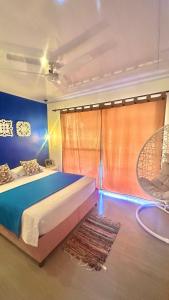 1 dormitorio con cama y ventana grande en Los Kioscos Coveñas-Tolu, en Coveñas
