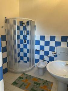 een blauwe en witte badkamer met een toilet en een wastafel bij Al mare nella natura selvaggia in Buggerru