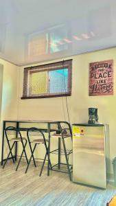 uma mesa e um frigorífico num quarto em Los Kioscos Coveñas-Tolu em Coveñas