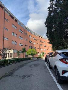 un estacionamiento frente a un gran edificio en Erzelli's House Apt B con 2 camere by SMART-HOME en Génova