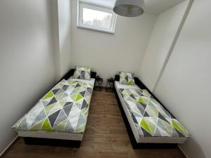 Postel nebo postele na pokoji v ubytování Apartmán U lesa
