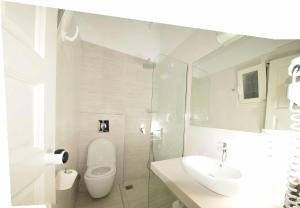 ミコノス・シティにあるディミトラ ペンションの白いバスルーム(トイレ、シンク付)