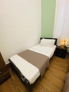 Rúm í herbergi á City Hostel Dormitory