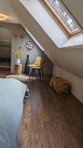 een slaapkamer op zolder met een bed en een dakraam bij 8 pers vakantiehuis met natuur- sauna en bubbelbad in Diessen