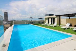 馬薩特蘭的住宿－Departamento con terraza privada y alberca a 1 cuadra del Malecón - Flamingo 102，建筑物屋顶上的游泳池