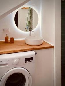 een badkamer met een wastafel en een wasmachine bij Click & Guest - Casa Mama Carina B in Agüimes