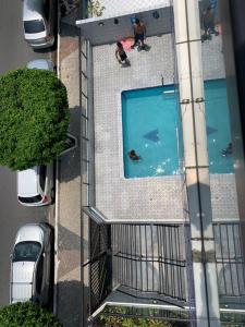 uma vista superior de uma piscina num edifício em Apartment 200 Mt Da Praia na Praia Grande