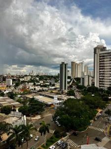 une ville avec des bâtiments et des voitures dans une rue dans l'établissement Amazing Flat - Setor Oeste, à Goiânia