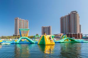 Un aquapark la sau în apropiere de acest complex