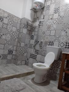 A bathroom at CAFOFO