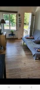 een slaapkamer met 2 bedden en een houten vloer bij Petite maisonnette in Pont-Sainte-Maxence